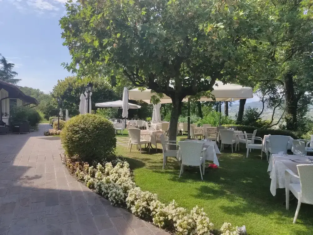 Garden terrace at Ristorante La Dacia in the Bardolino hills
