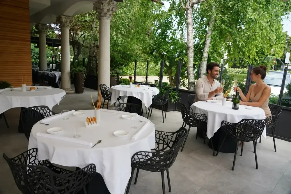 Terrace dining area at Ristorante Bella Italia Pesce in Peschiera del Garda