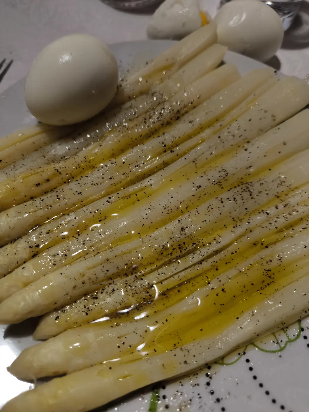 White asparagus with egg and olive oil at Agricola Lotto Gabriele in Rivoli Veronese