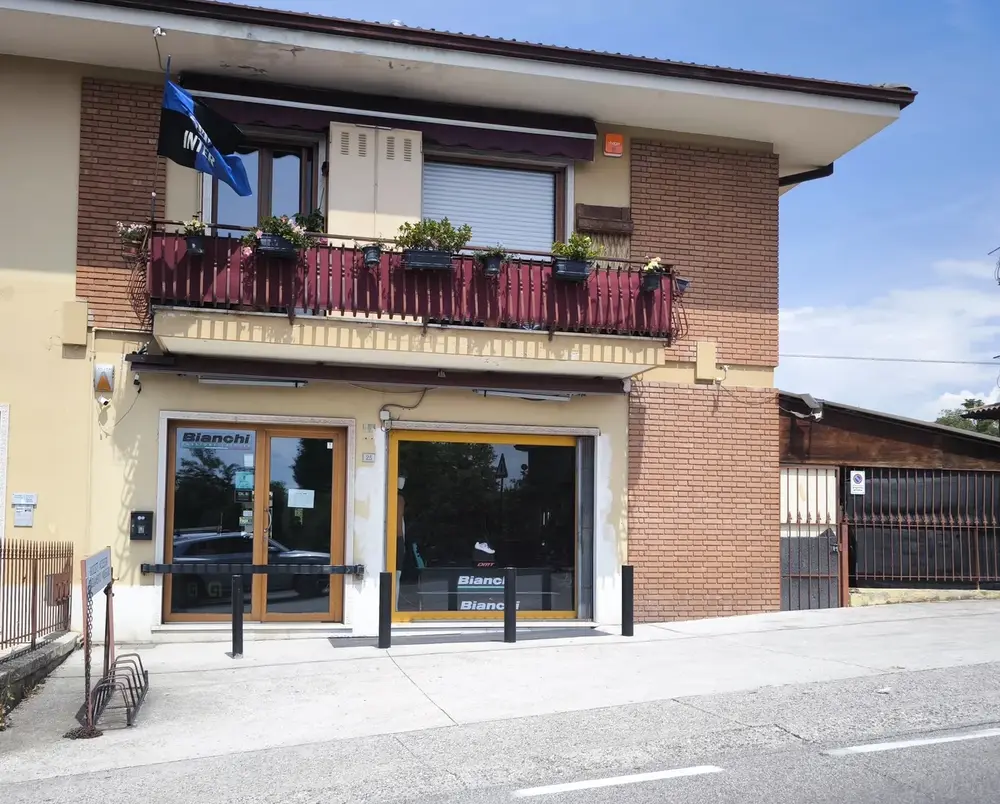 100% Bike shop exterior in Bardolino