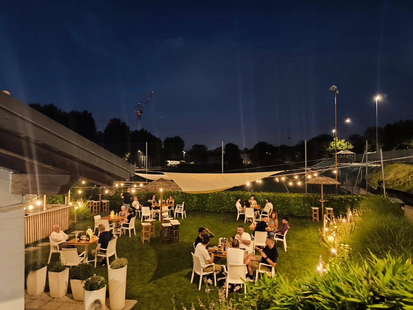 Relaxed evening atmosphere at Bar Papaya in Peschiera del Garda