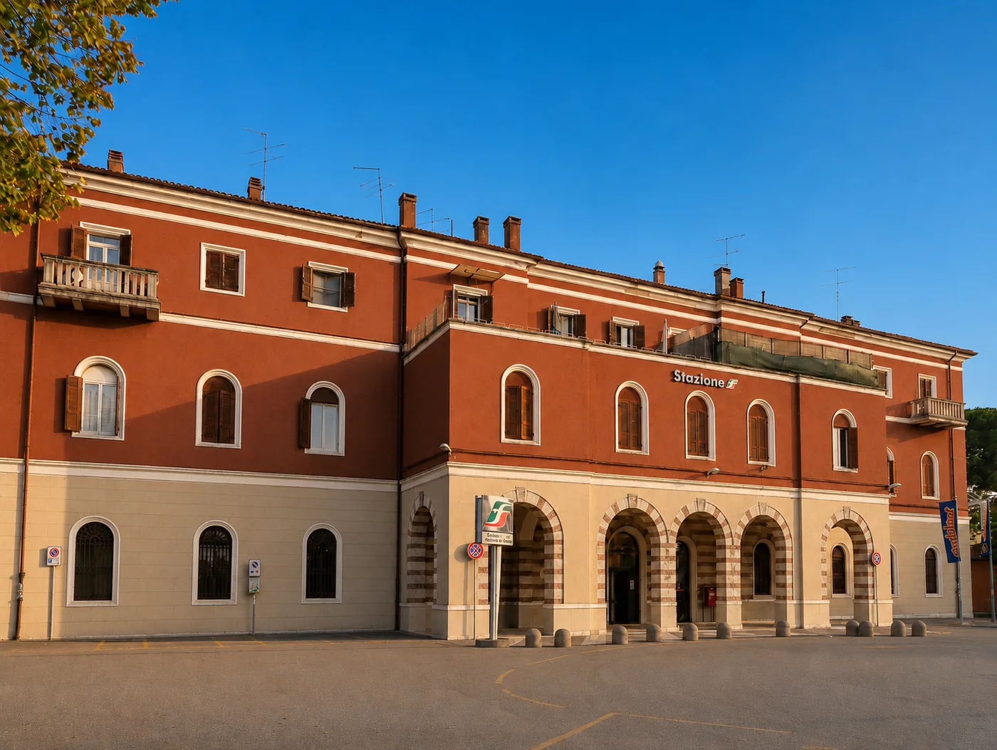 Peschiera del Garda train station building